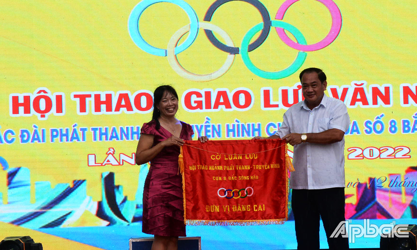 Lãnh đạo Đài PT&TH Tiền Giang trao Cờ cho lãnh đạo Đài PT&TH Đồng Tháp