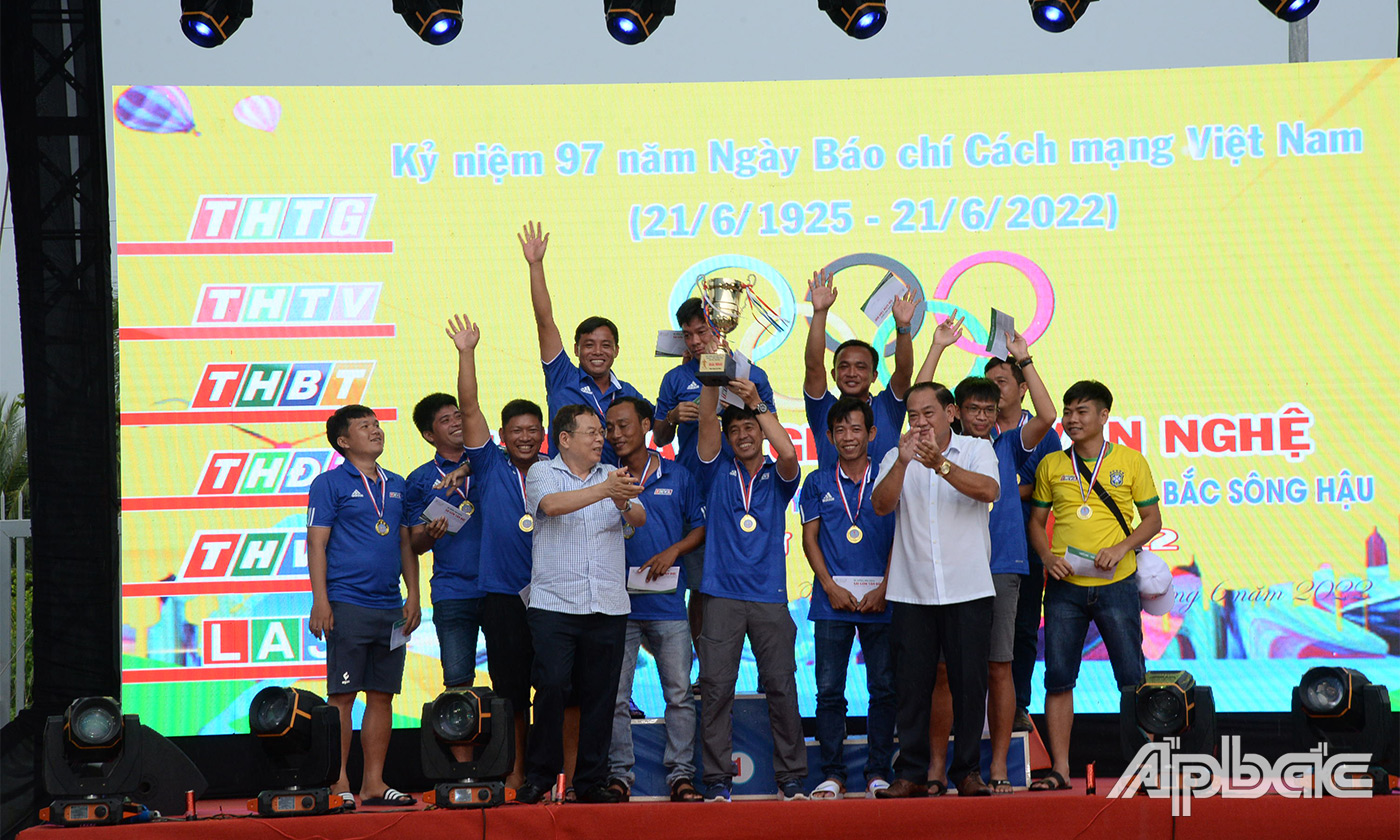 Đài PT&TH Vĩnh Long đoạt giải nhất môn bóng đá