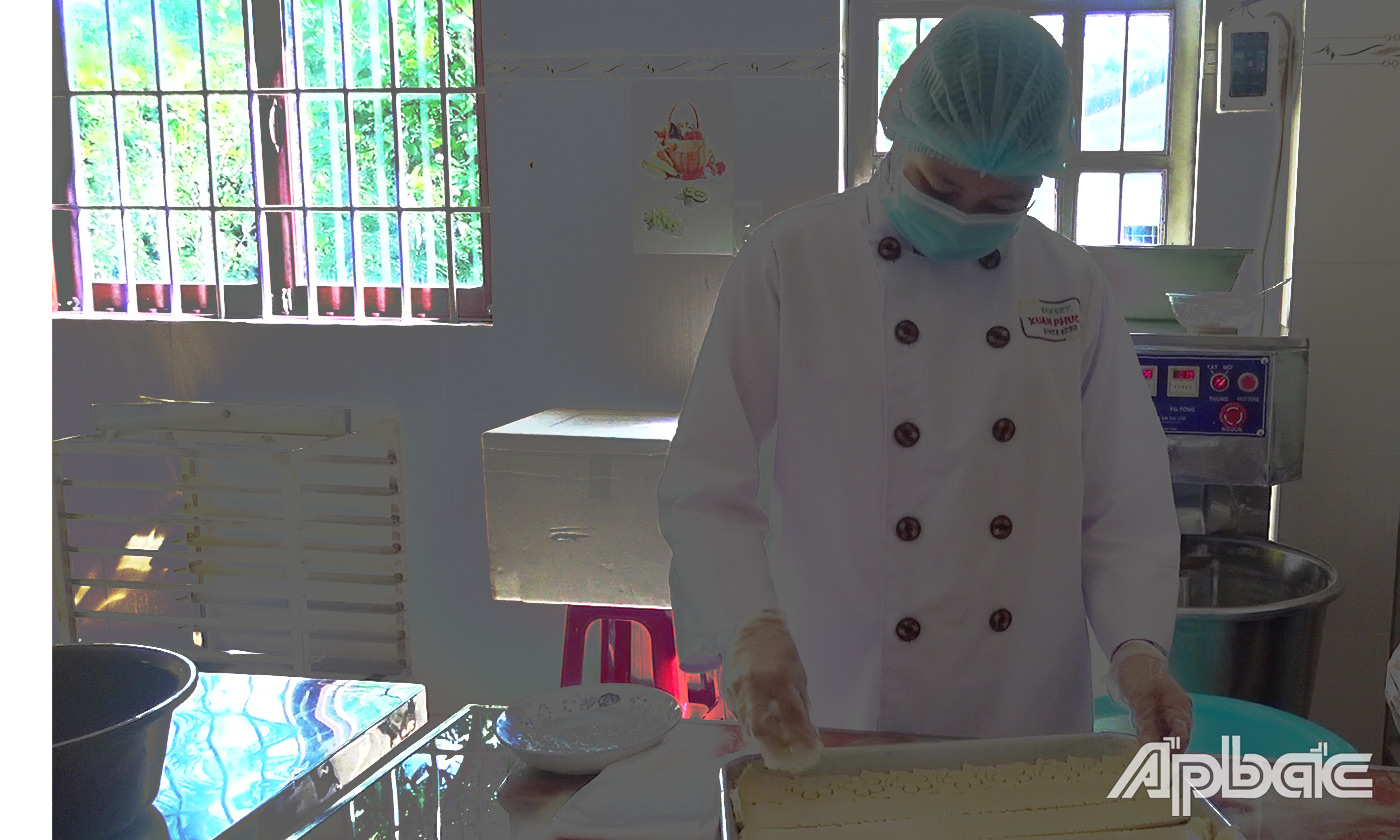 Mỗi công đoạn được thực hiện công phu