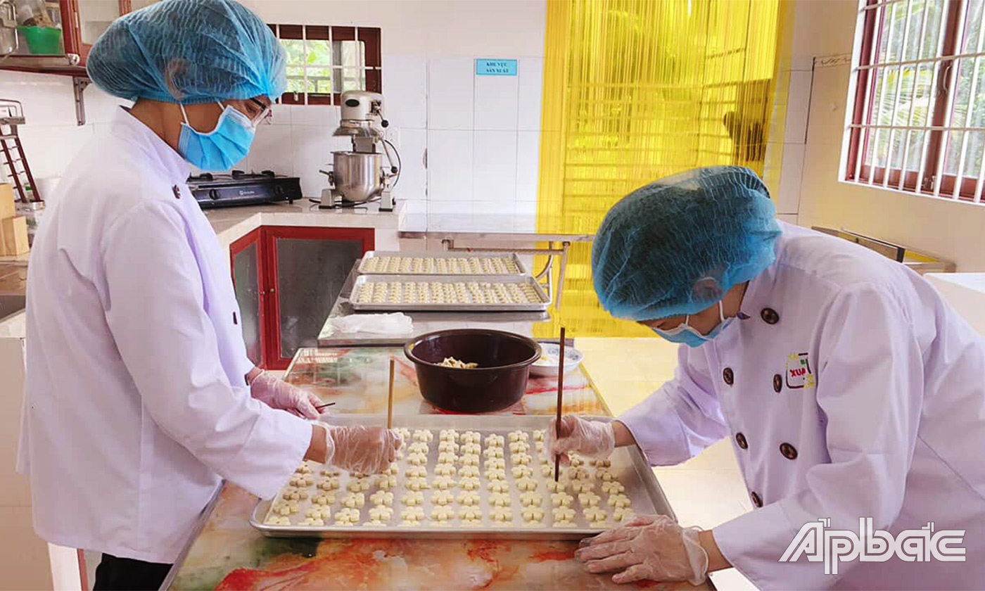 Công đoạn tạo hình cho từng chiếc bánh