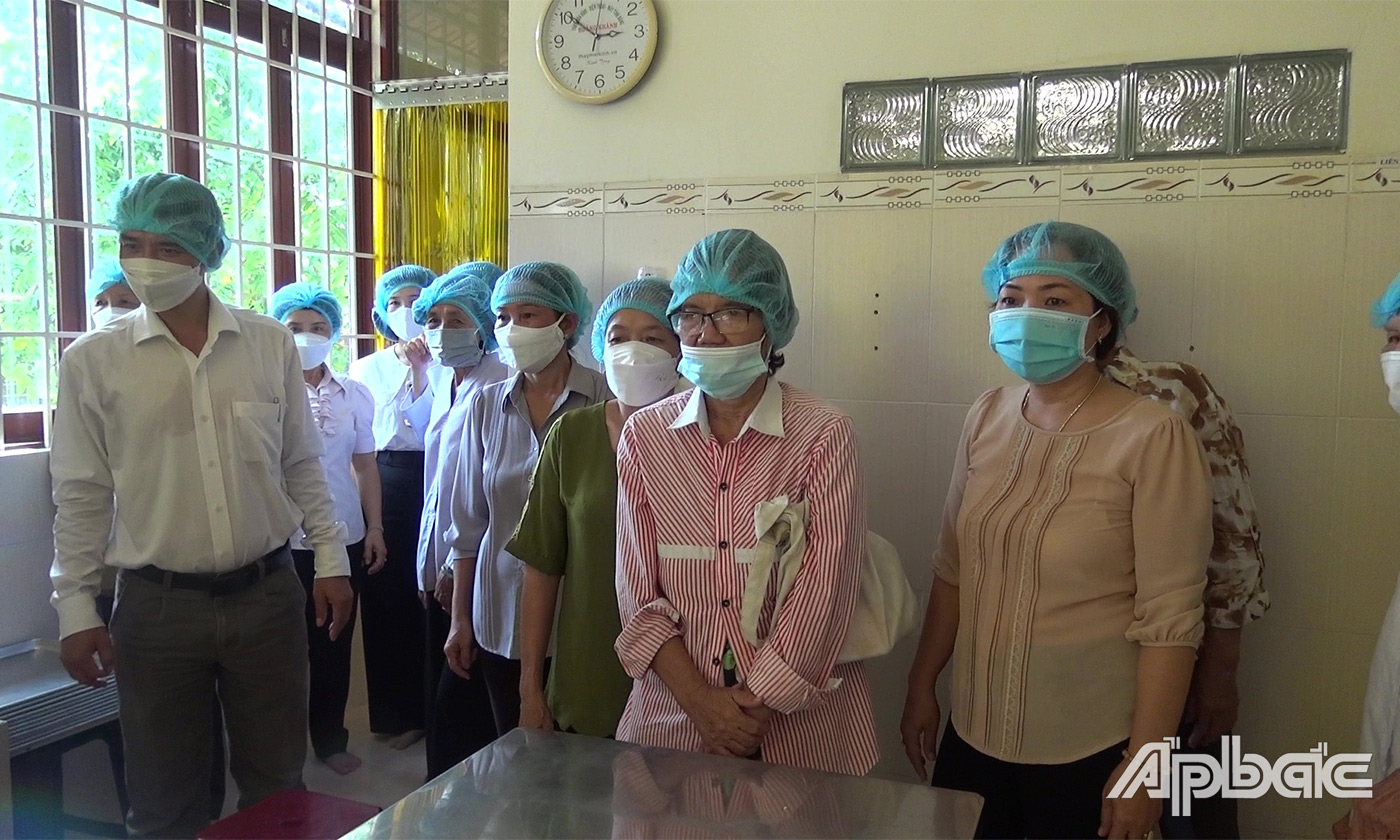 Nhiều hội viên phụ nữ đến tham quan mô hình sản xuất bánh quy dừa