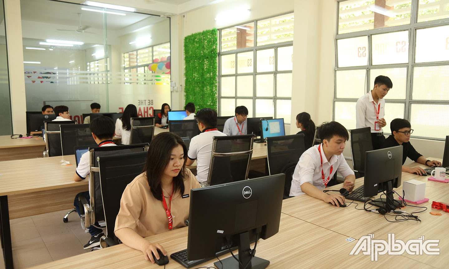 Giữa công ty đặt tại đây và công ty tại TP.Hồ Chí Minh rất gần.