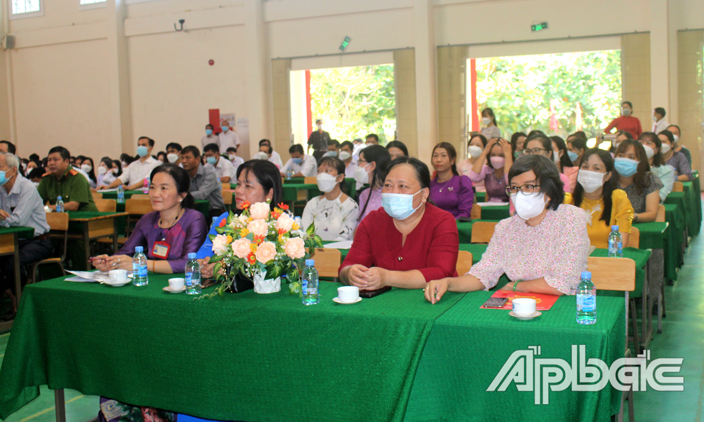 Các đại biểu và tập thể giáo viên Trường THPT Dưỡng Diềm.