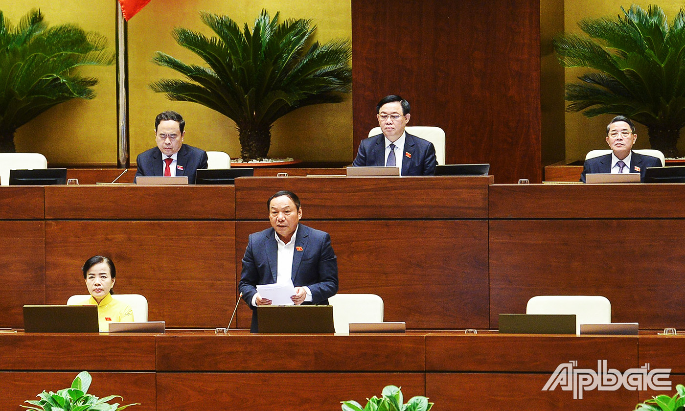 Bộ trưởng Bộ Văn hóa, Thể thao và Du lịch Nguyễn Văn Hùng phát biểu giải trình tại phiên thảo luận