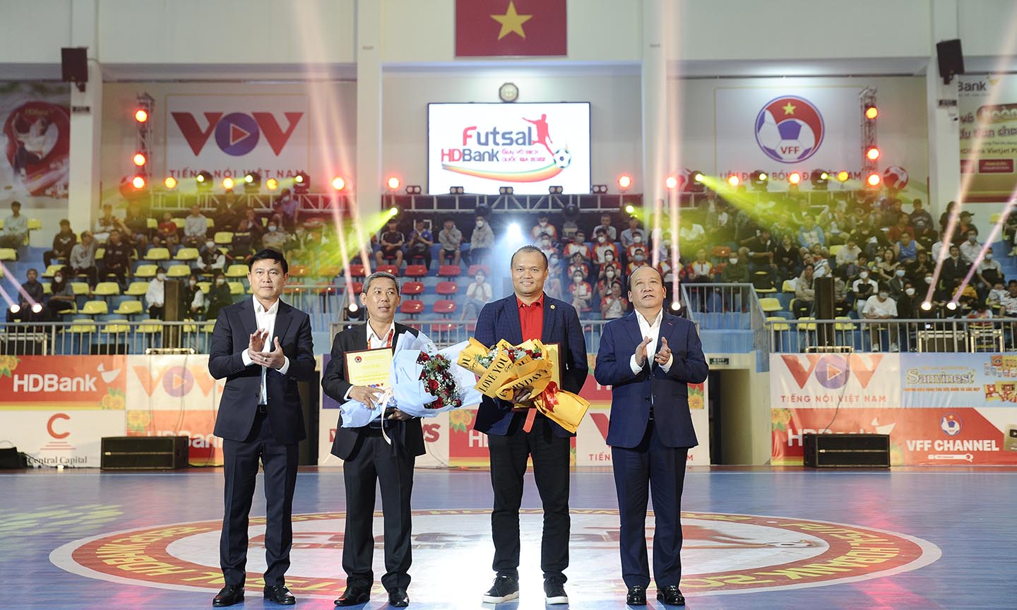 Ông Trần Anh Tú – Thường trực Ban Chấp hành LĐBĐVN, trưởng ban Futsal và Ông Trần Minh Hùng – Phó Tổng Giám đốc VOV trao kỷ niệm chương cho BTC giải và Nhà tài trợ kim cương HDBank