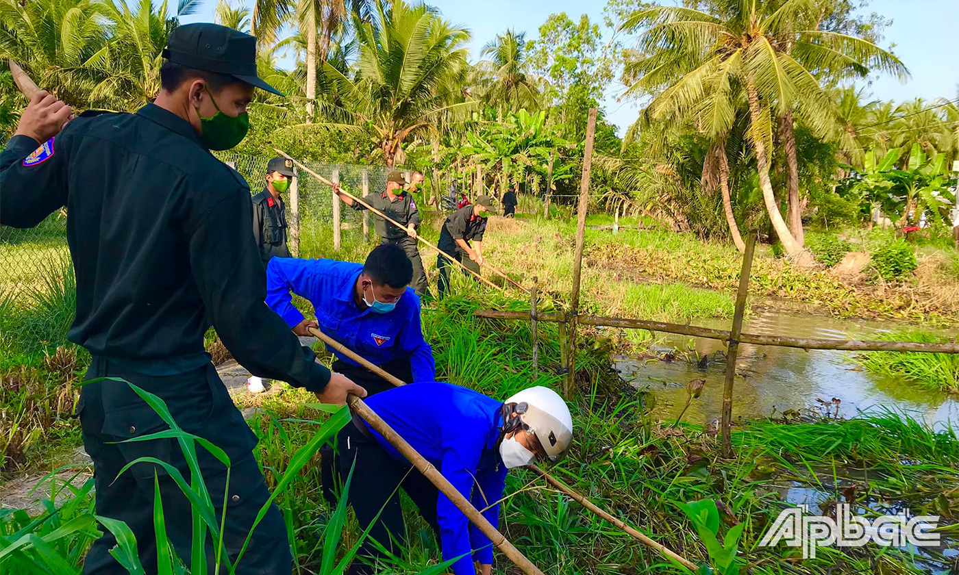 Đoàn viên thanh niên đến nhà trao tặng quà cho các hoàn cảnh nghèo, khó khăn, người già neo đơn trên địa bàn huyện