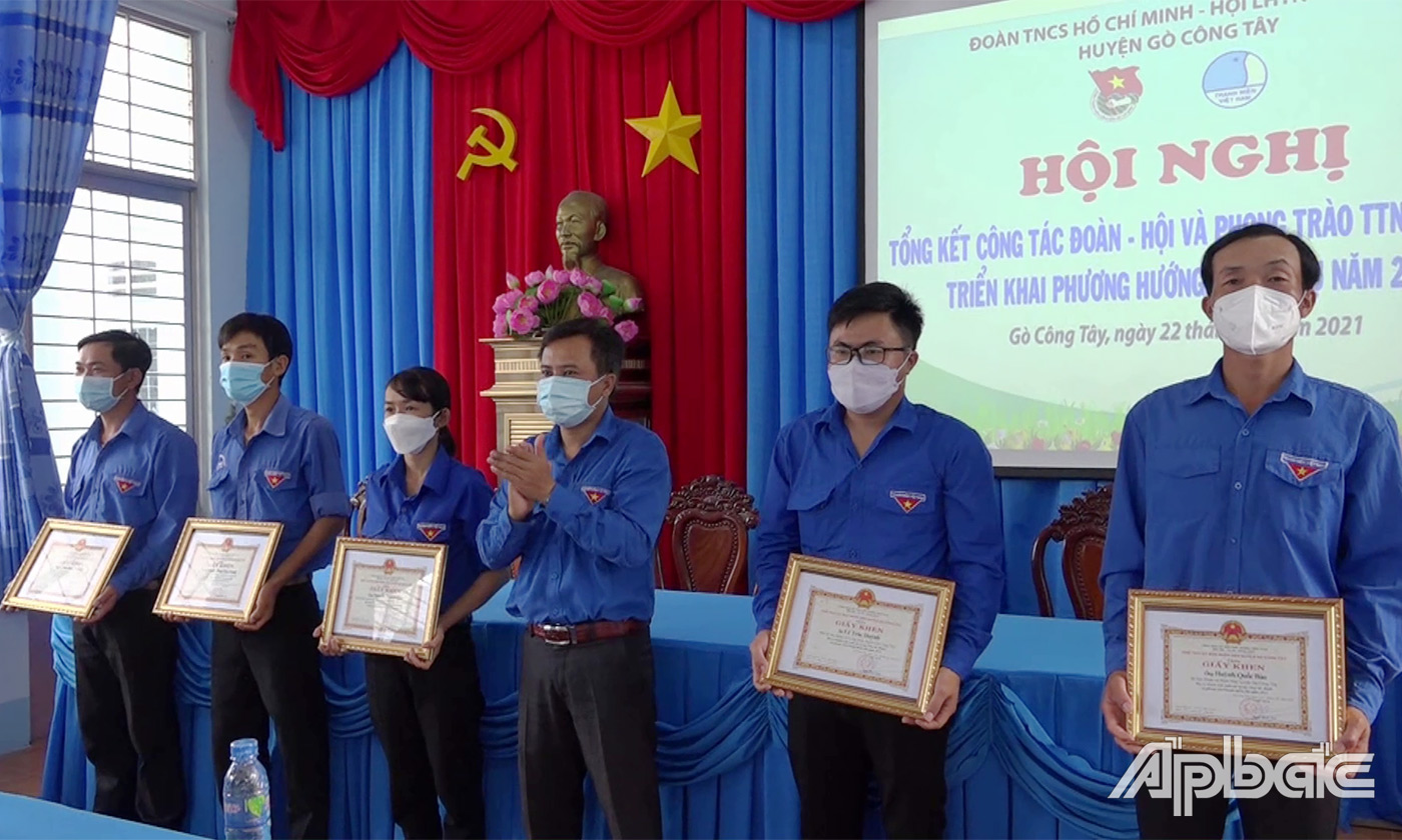 Nhiều đoàn viên thanh niên tích cực thi đua được tuyên dương khen thưởng