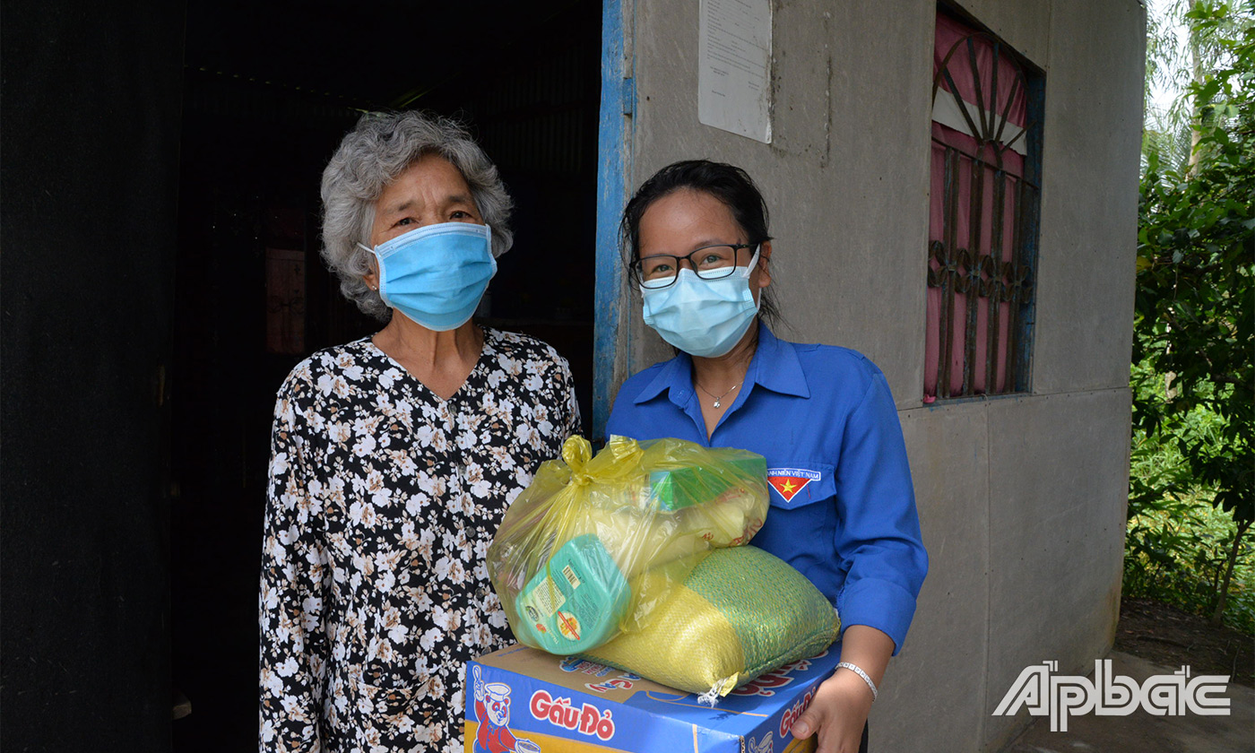 Đoàn viên thanh niên đến nhà trao tặng quà cho các hoàn cảnh nghèo, khó khăn, người già neo đơn trên địa bàn huyện