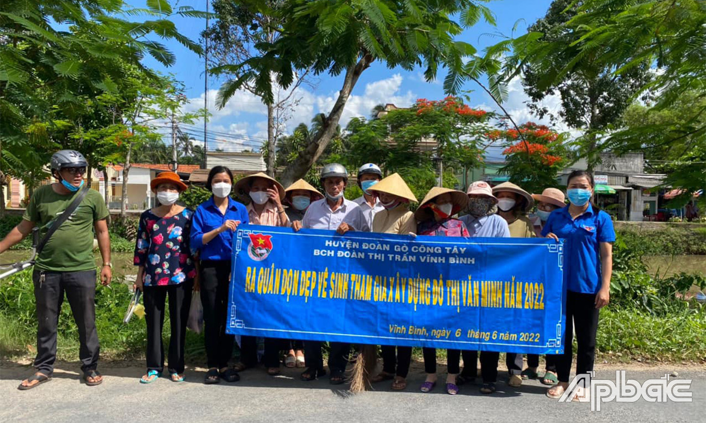 Đoàn viên thanh niên ra quân dọn vệ sinh đường 