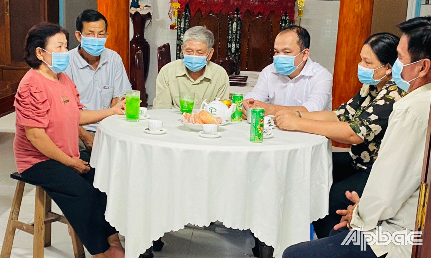 Ban Chủ nhiệm Câu lạc bộ “Gia đình hạnh phúc” ấp An Lạc B, xã Lương Hòa Lạc thăm gia đình bà Lê Thị Bé Sương, thành viên câu lạc bộ.