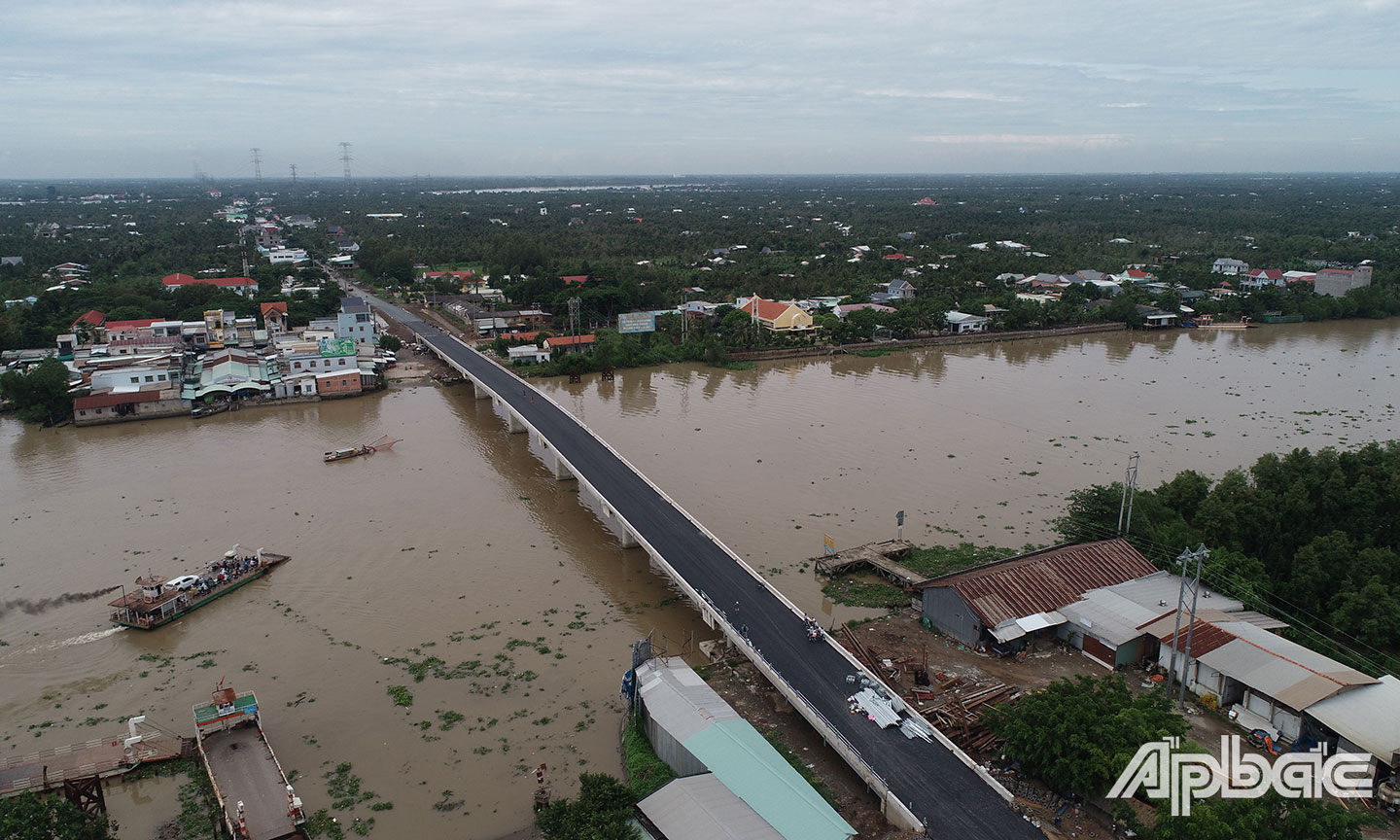 Cầu Ngũ Hiệp - niềm mơ ước bao đời của người dân Ngũ Hiệp đã trở thành hiện thực.                                                                                                                           Ảnh: MINH THÀNH