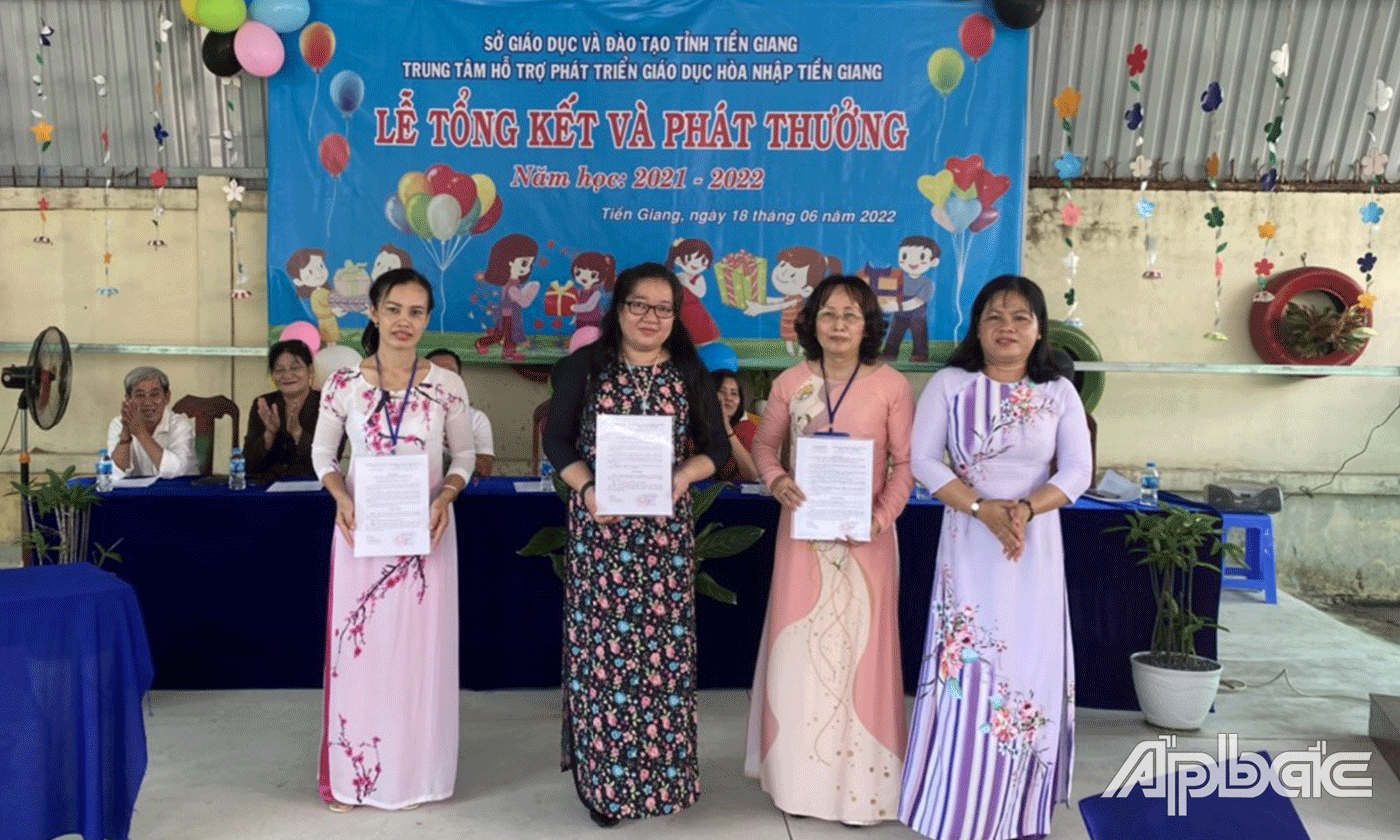 Trao Kỷ niệm chương và Bằng khen của UBND tỉnh cho các giáo viên.