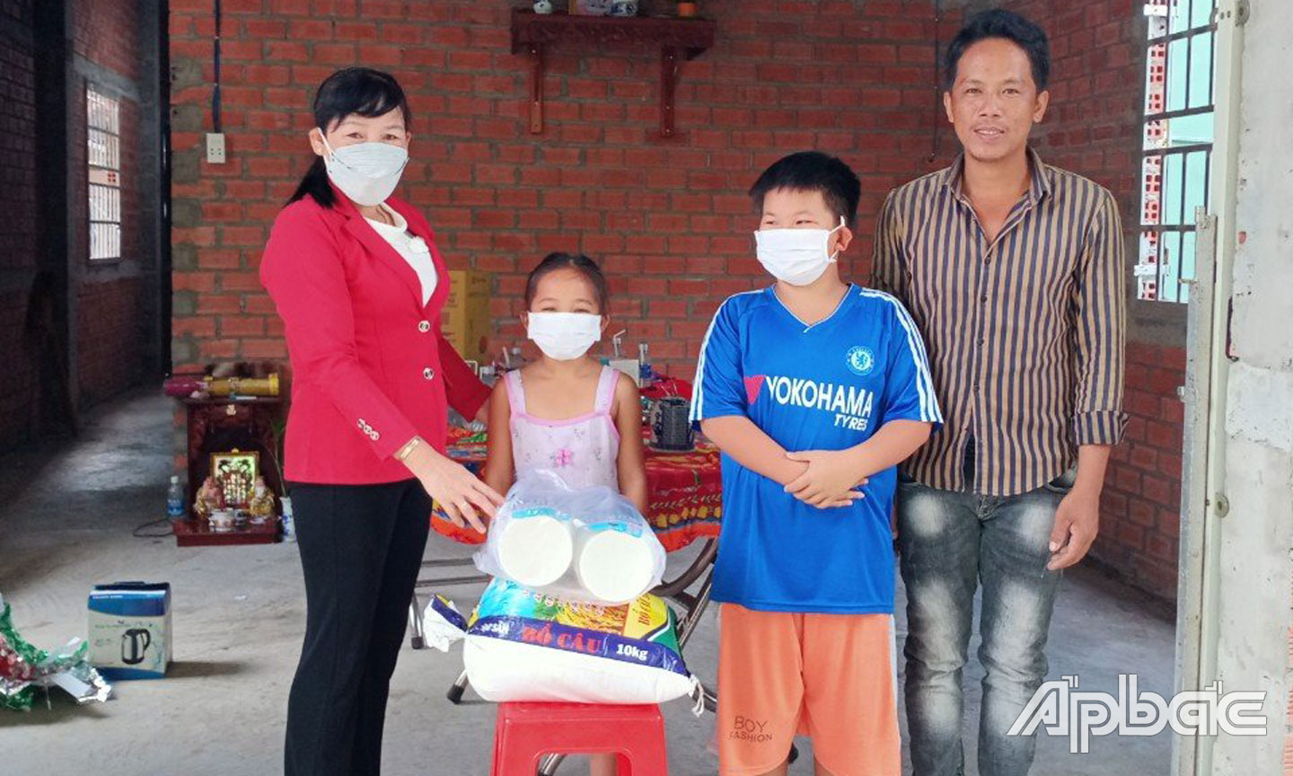 Cô Đường trao quà cho người nghèo.