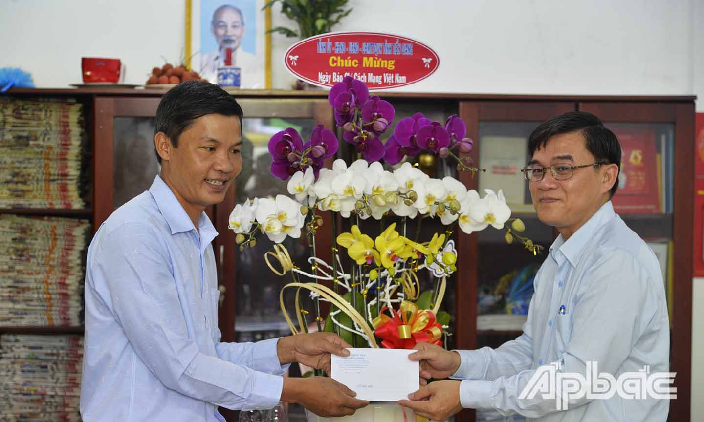 Đoàn đến thăm và chúc mừng Cơ quan