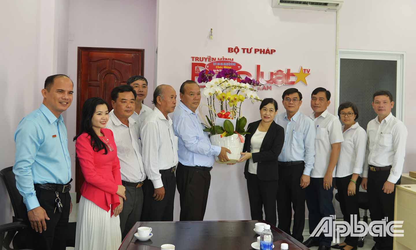 Đoàn đến thăm và chúc mừng Cơ quan thường trú Báo Pháp Luật tại Tiền Giang.