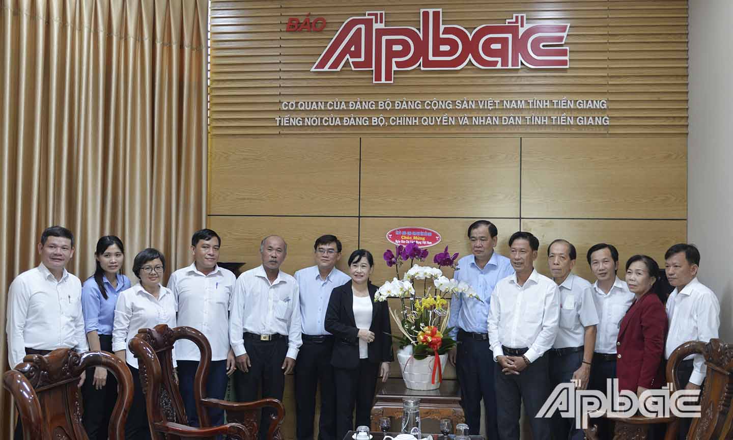 Đoàn đến thăm và chúc mừng Báo Ấp Bắc.