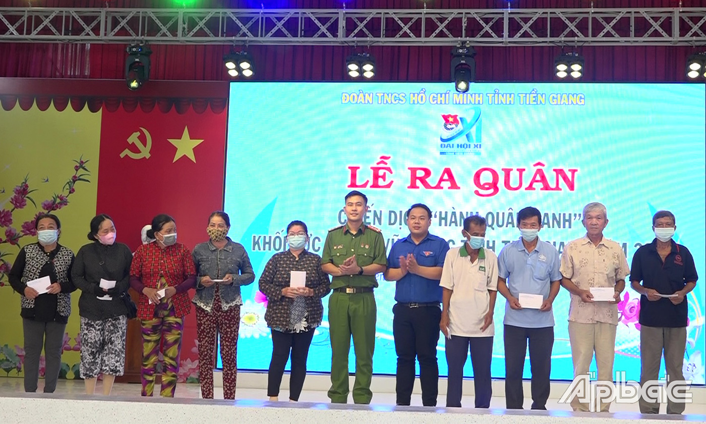 Đoàn Trường Đại học Cảnh sát nhân dân đã trao tặng 10 phần quà cho các gia đình Cựu Thanh niên xung phong 