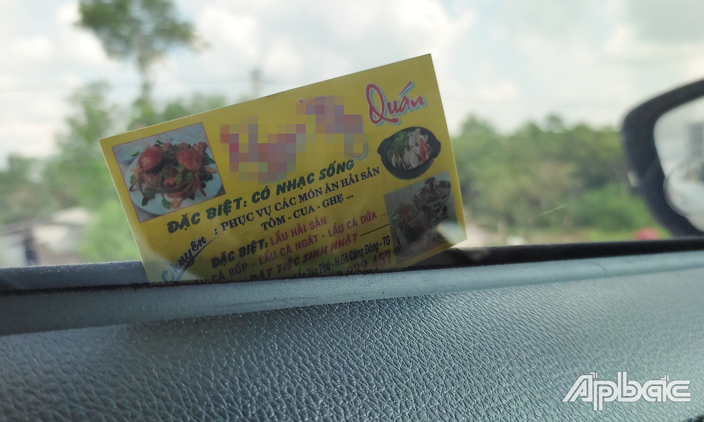 Một danh thiếp khác được kẹp trên cửa kính xe ô tô.