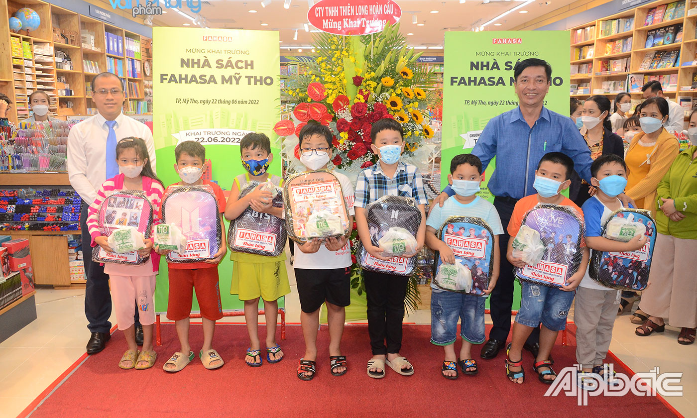 Tặng quà cho các em học sinh có hoàn cảnh khó khăn, vượt khó, đạt thành tích tốt trong học tập.