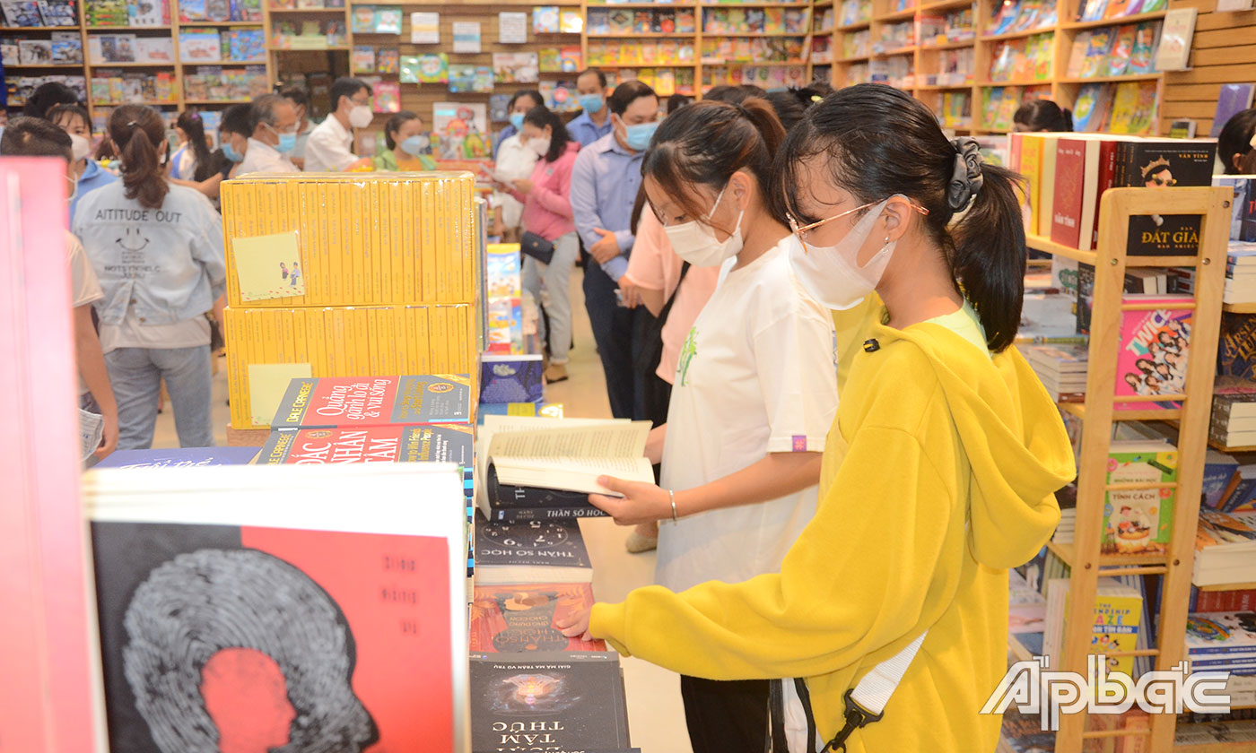 Khách hàng đến mua sắm tại Nhà sách FAHASA Mỹ Tho.