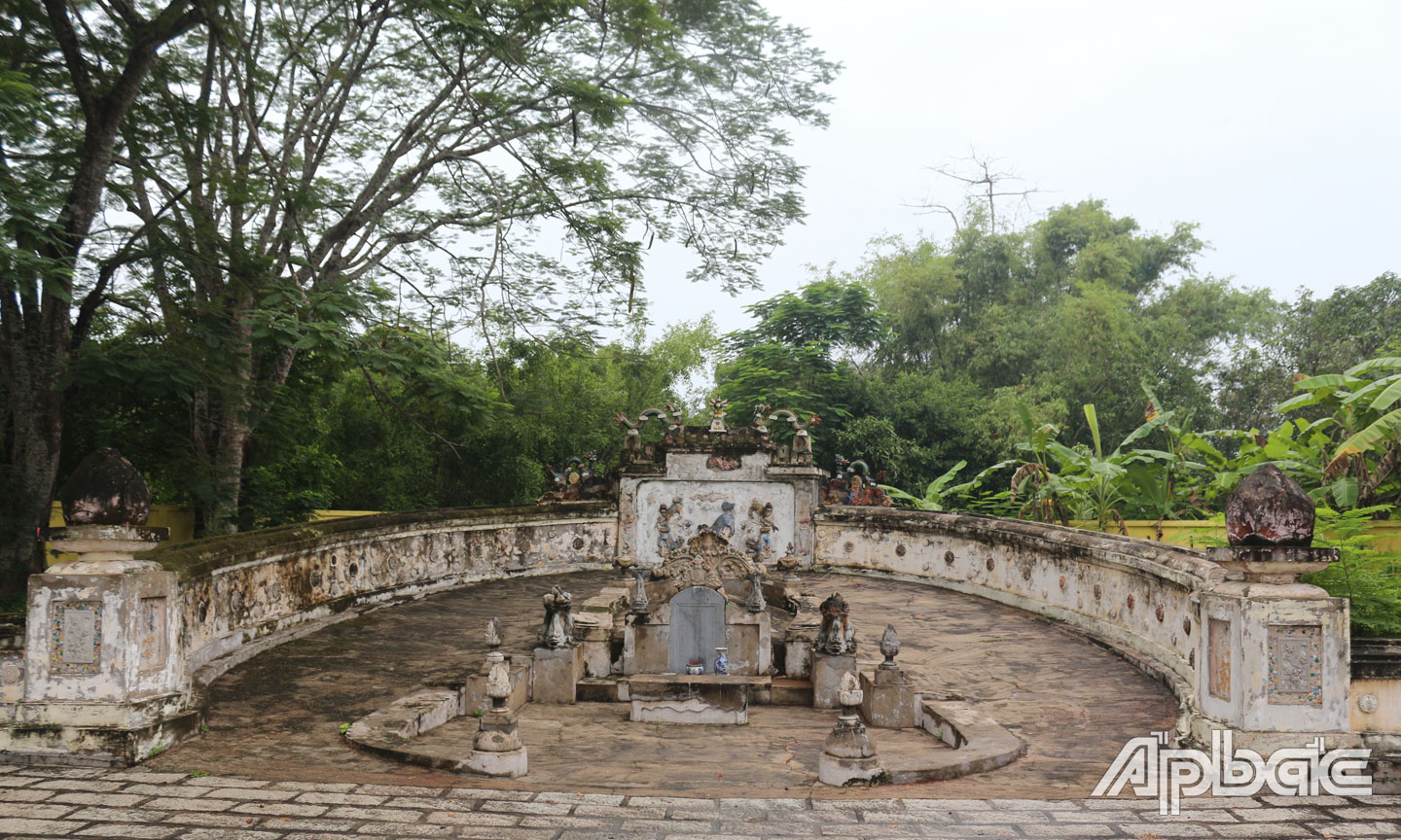 Lăng mộ Đức Quốc Công Phạm Đăng Hưng.