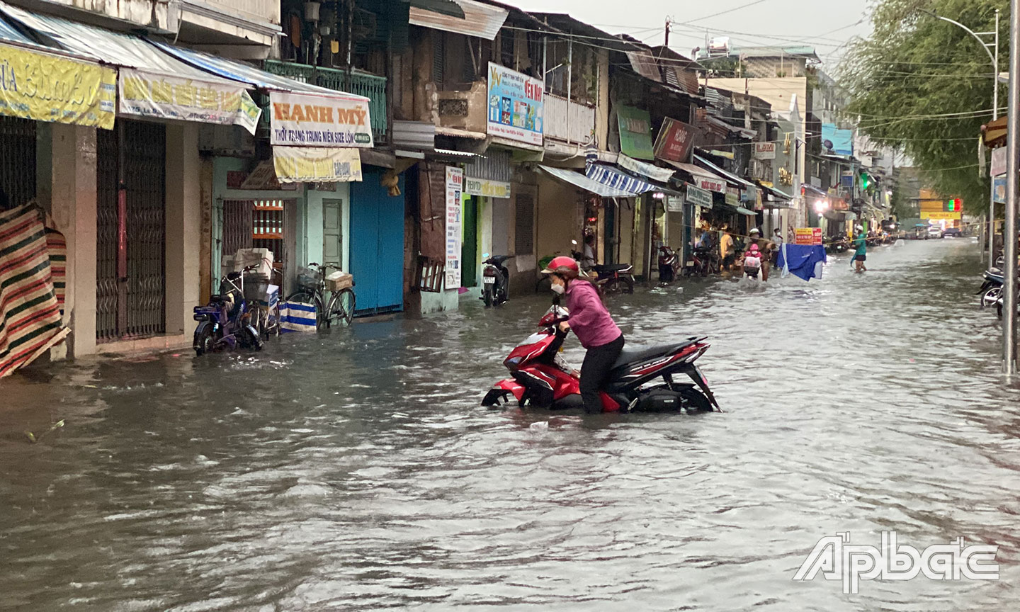 Nhiều xe chết máy buộc phải quay đầu trên đường Lê Đại Hành.