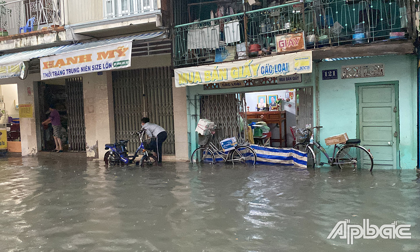 Nhiều gia đình dùng mũ bạt để chắn dòng nước vào nhà.