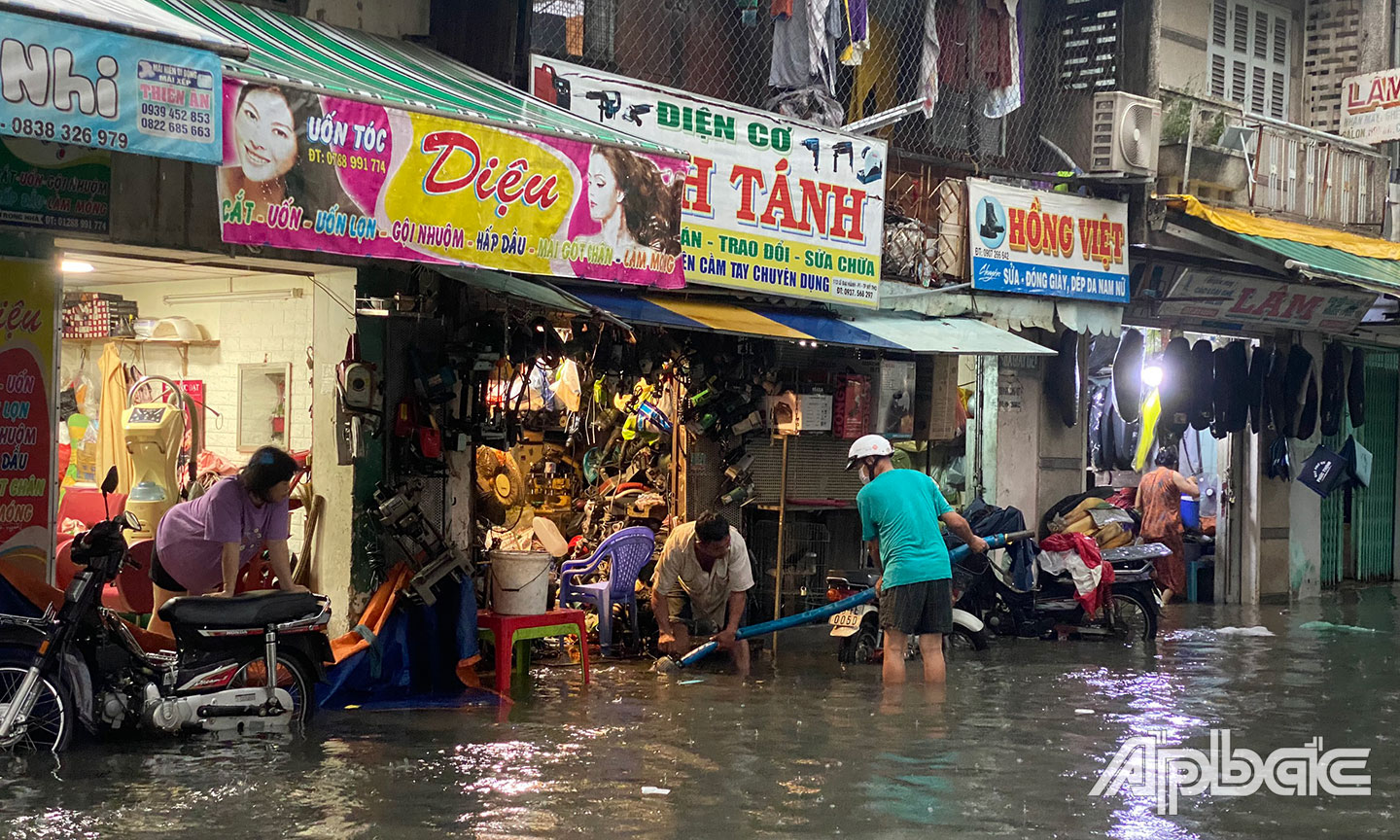 Nhiều nhà ngập quá sâu buộc phải dùng máy để bơm ra.