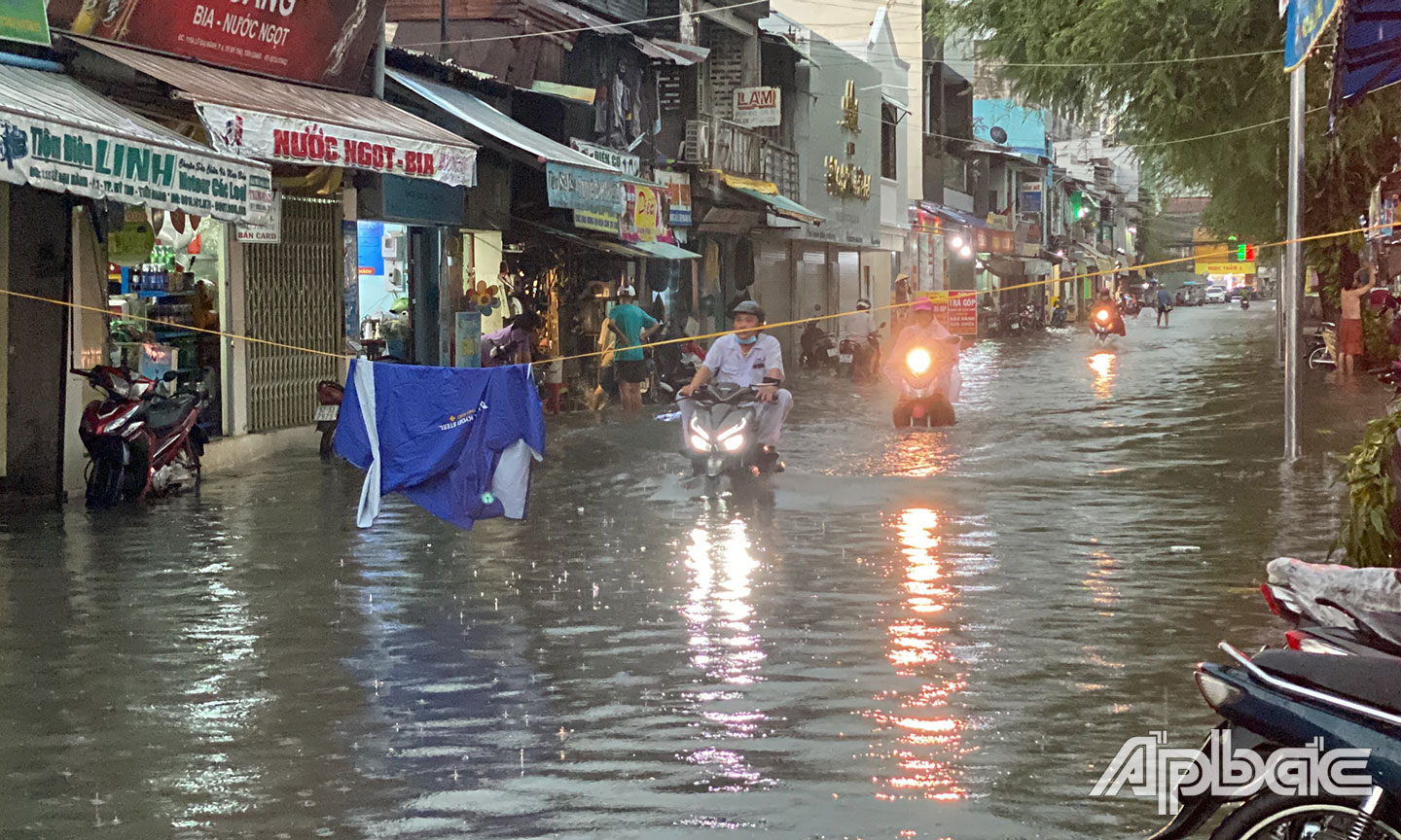 Cảnh báo nước sâu, chết máy nhưng nhiều người vẫn cố vượt qua.