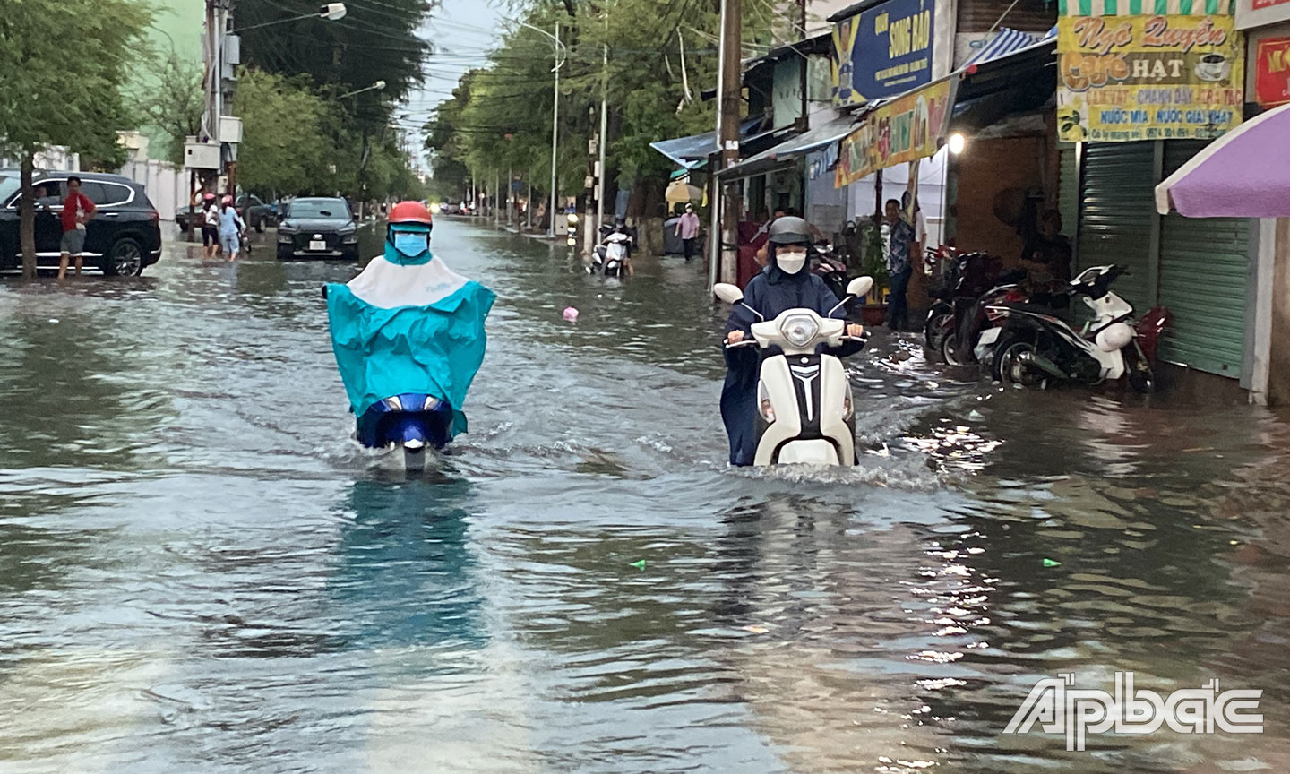 Nước ngập nữa bánh xe trên đường Ngô Quyền.