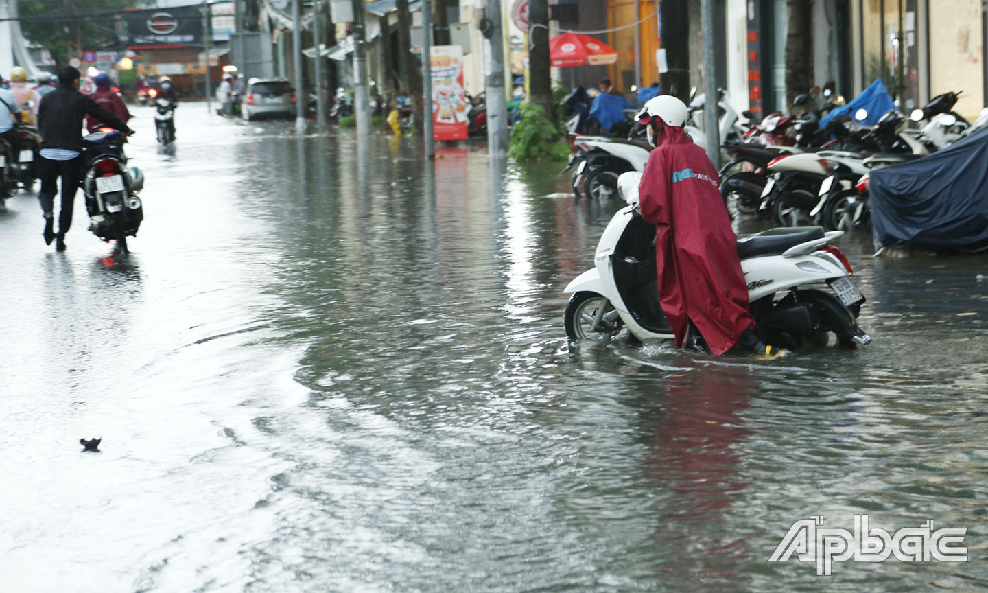 Nhiều xe chết máy buộc phải dẫn bộ.