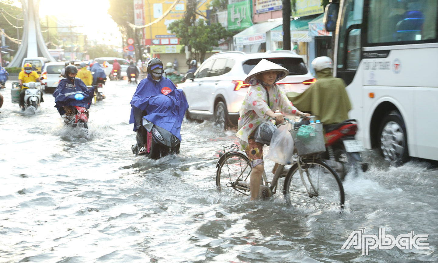 Biển nước gần 500 mét trên đường Nguyễn Trãi.