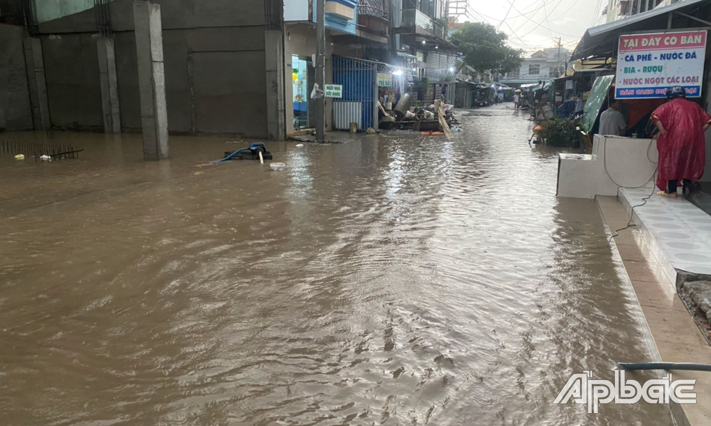 Một điểm ngặp nước nặng do công trình thi công làm nghẽn cống tại chợ Vòng Nhỏ. Người dân phải thuê người bơm nước ra.