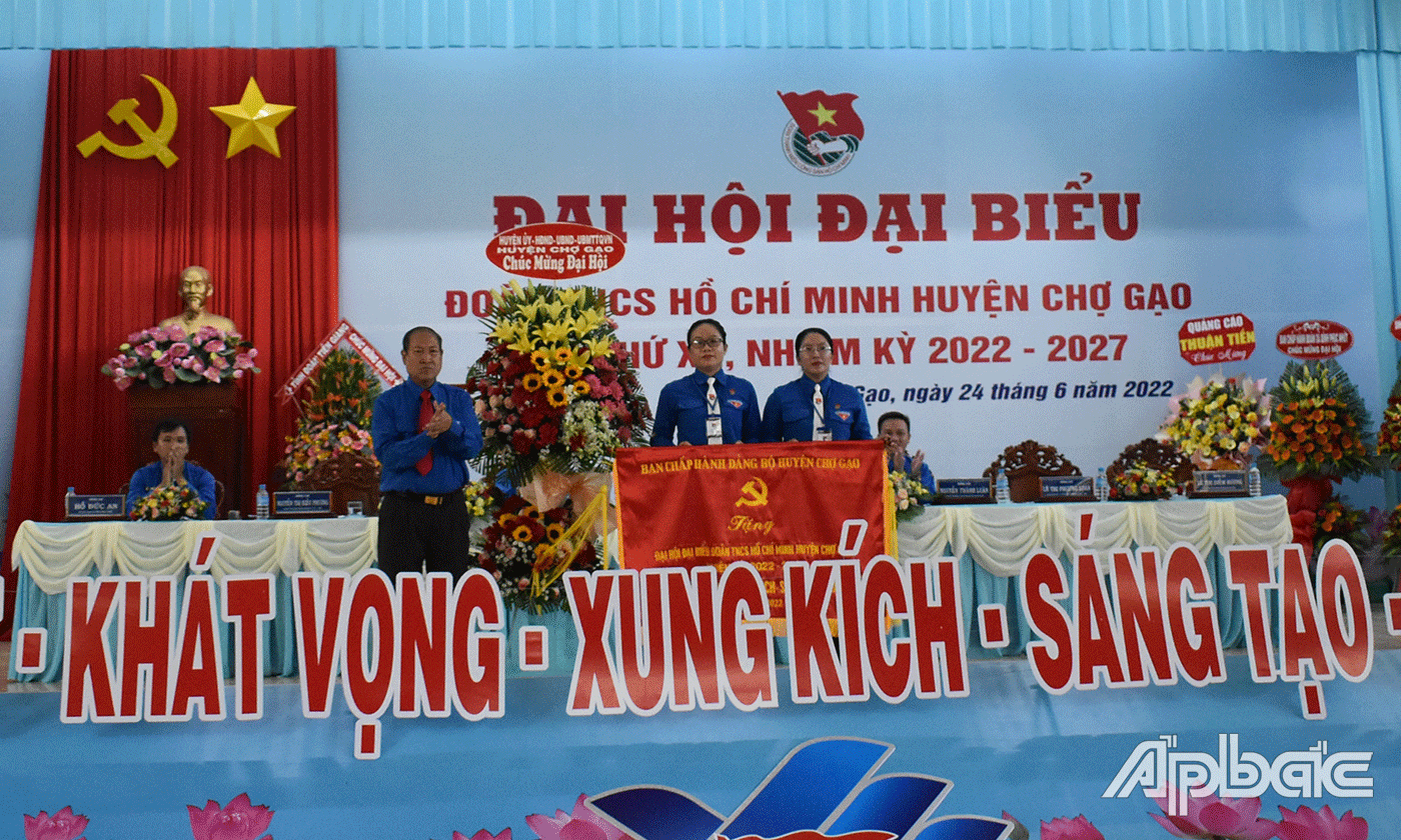 Ban Chấp hành Đảng bộ huyện Chợ Gạo đã trao tặng Đại hội Bức trướng.