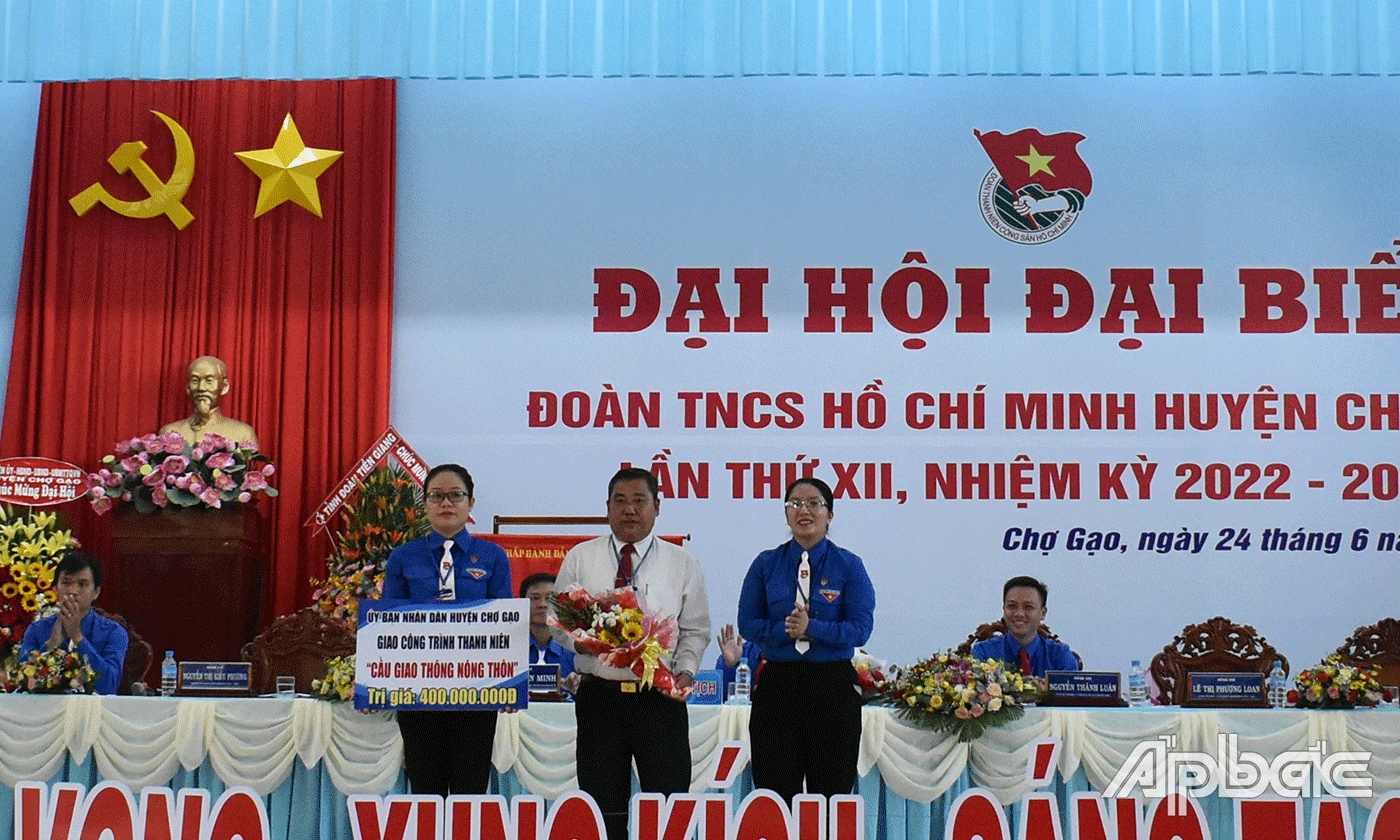 Trao 2 công trình thanh niên cho Huyện đoàn.