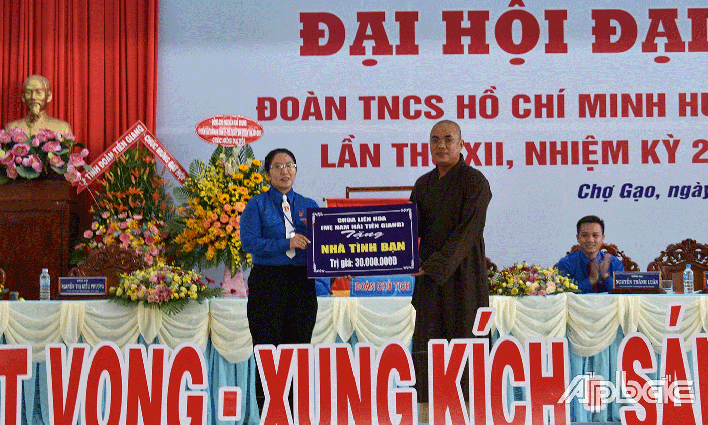 Đại biểu tặng công trình thanh niên cho Huyện đoàn.