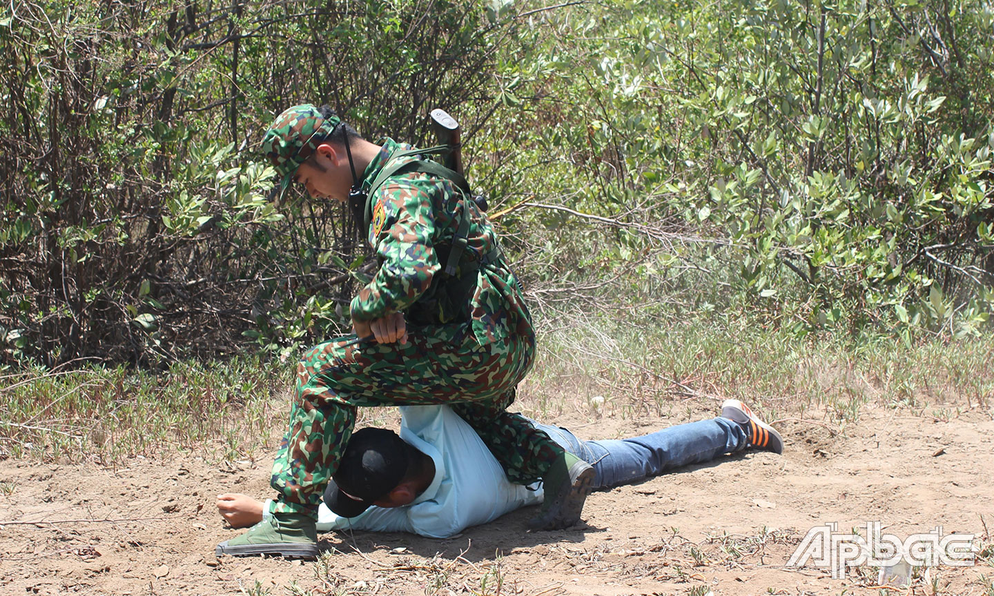 Huấn luyện chiến thuật Phục kích bắt đối tượng xâm nhập khu vực phá hoại biên giới biển.