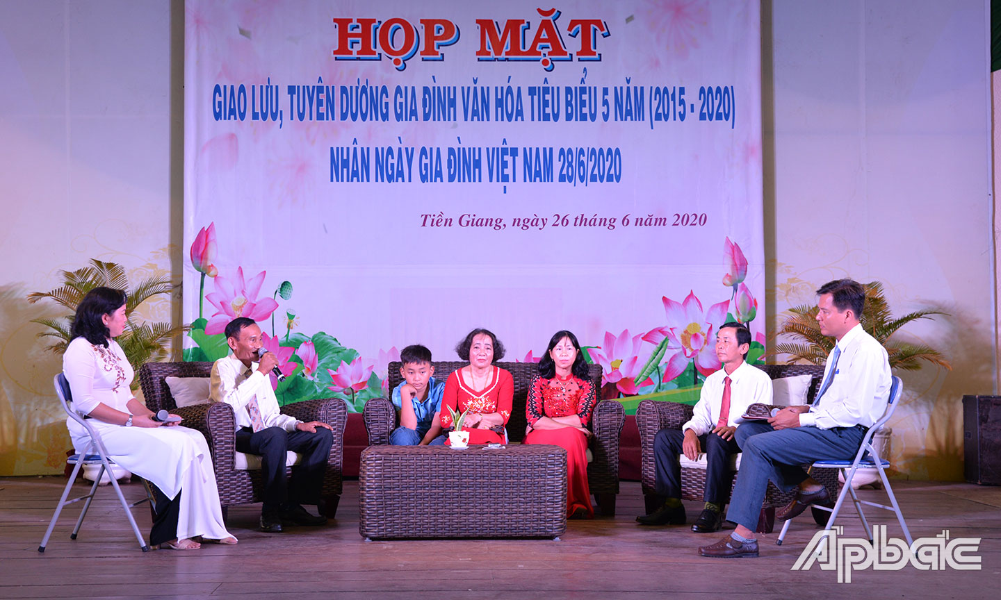 Các gia đình chia sẻ kinh nghiệm xây dựng gia đình hạnh phúc tại buổi Họp mặt tuyên dương gia đình văn hóa tiêu biểu 5 năm (2015 - 2020).     Ảnh: QUẾ ANH