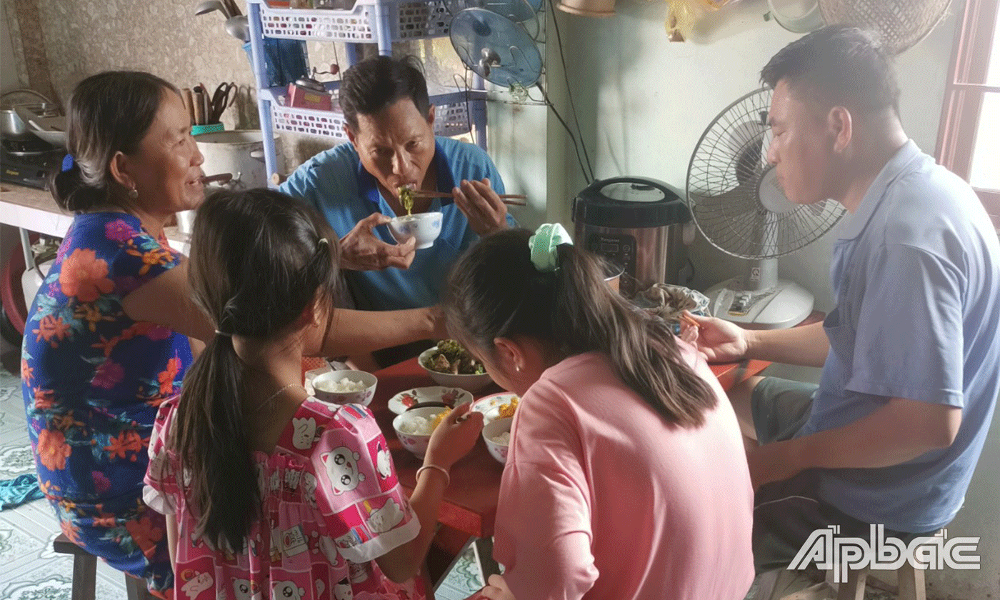 Những bửa cơm gia đình luôn đầy ấp tiếng cười.