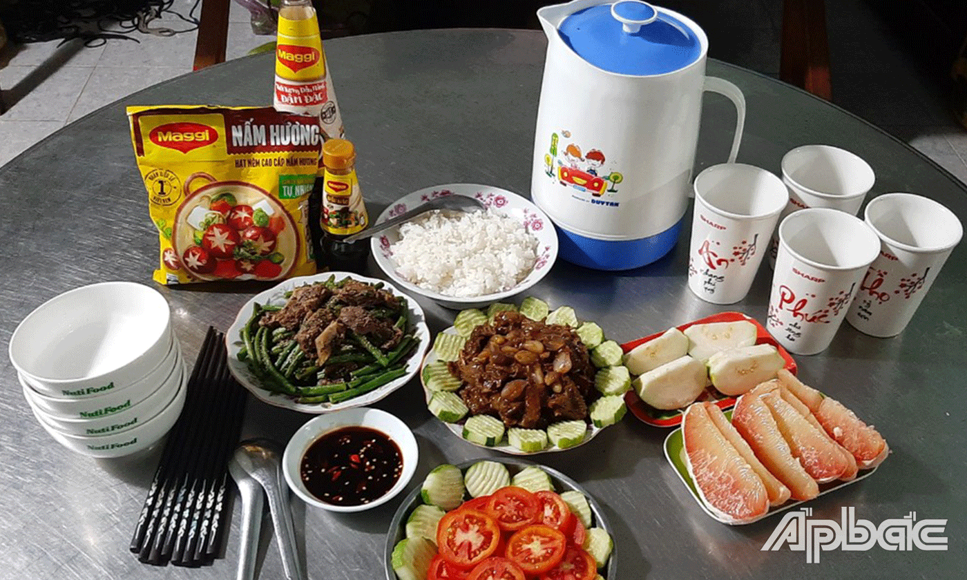 Bửa cơm gia đình tuy đơn giản nhưng đầy đủ chất dinh dưỡng.