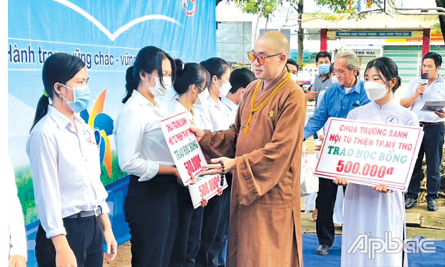 Chùa Trường Sanh phối hợp với Hội Từ thiện TP. Mỹ Tho trao học bổng cho học sinh có hoàn cảnh khó khăn.
