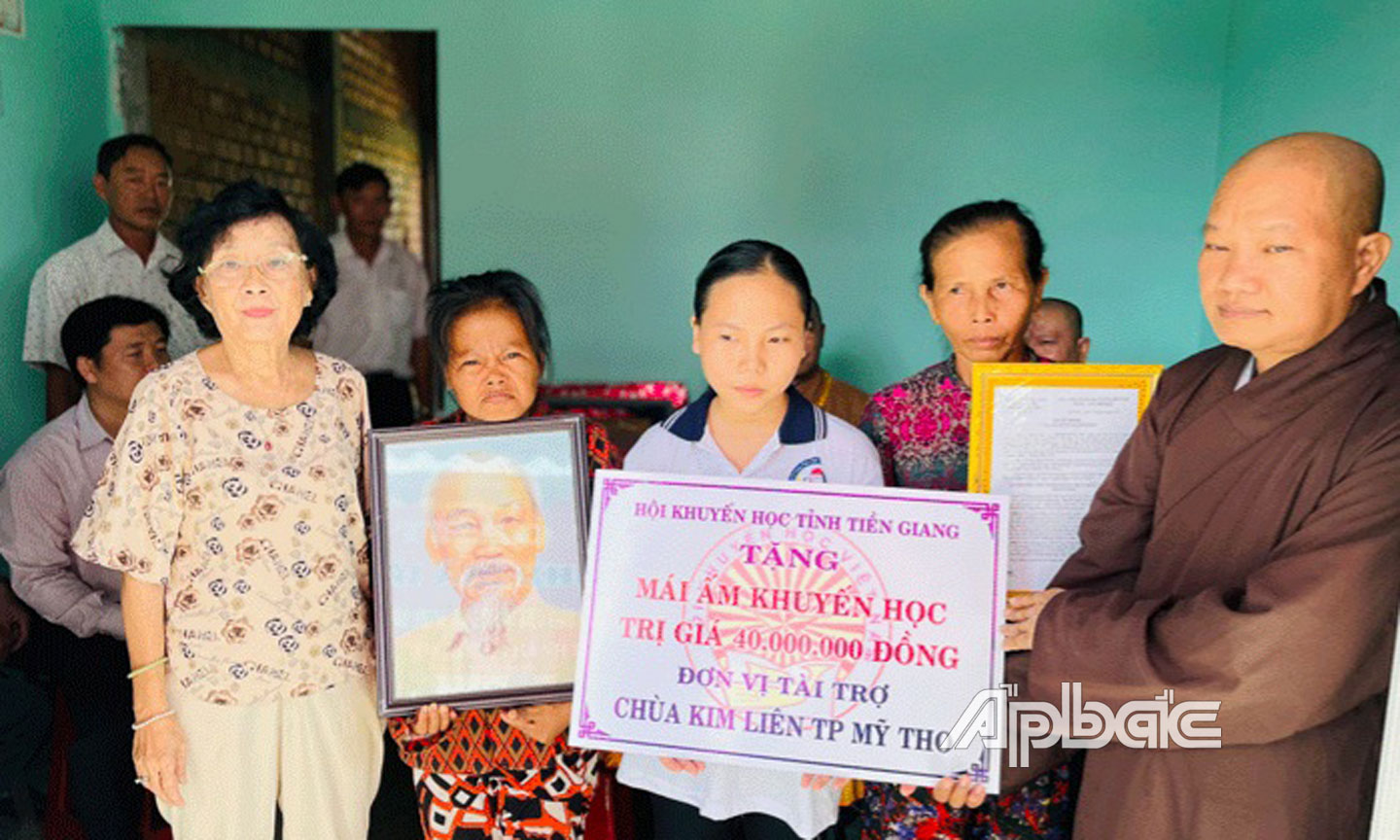 -	Đồng bào Phật giáo trong tỉnh đóng góp trao tặng hàng trăm “Mái ấm Khuyến học” cho học sinh nghèo hiếu học trên địa bàn tỉnh thời gian qua.