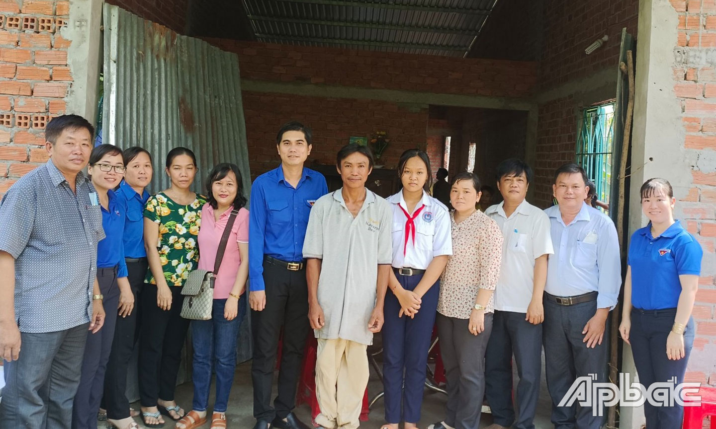 Tuổi trẻ thị xã bàn giao nhà Khăn quàng đỏ cho hộ ông Trần Công Thể (ấp Quý Trinh, xã Nhị Quý).