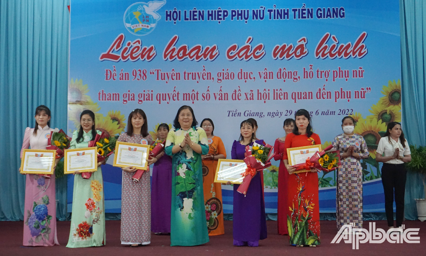 Ban Tổ chức trao giải Nhì, Ba, Khuyến khích cho các đơn vị