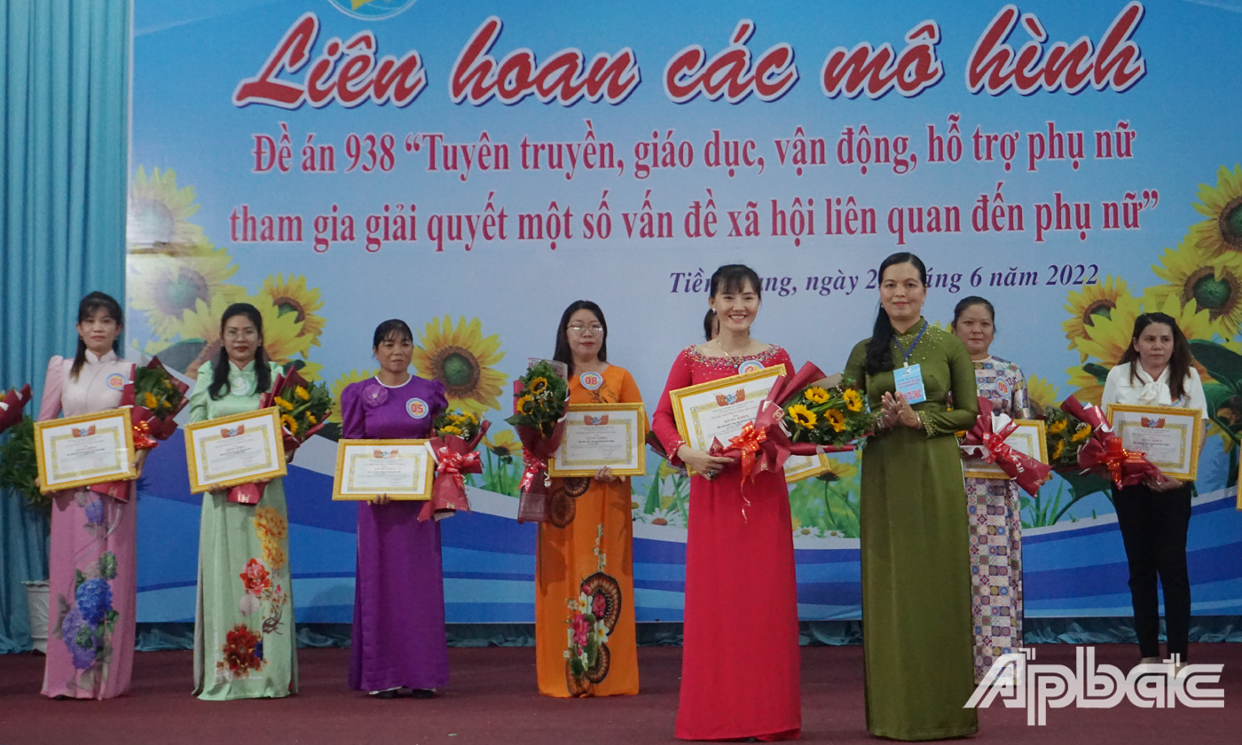 Bà Nguyễn Thị Kim Phượng, Chủ tịch Hội Liên hiệp Phụ nữ tỉnh trao giải Nhất cho đơn vị huyện Chợ Gạo