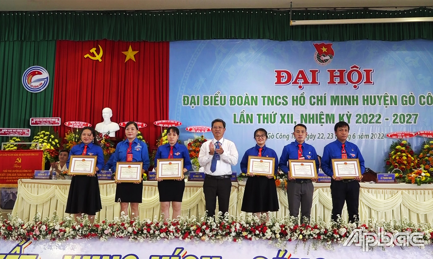 Đại diện Chi đoàn Trung tâm y tế huyện (bìa trái) nhận Bằng khen