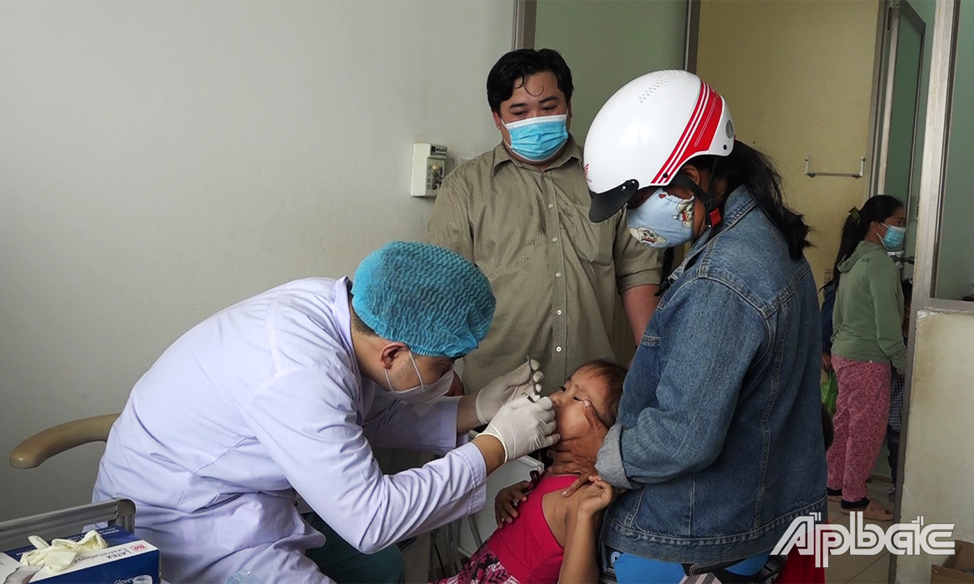 ĐVTN Trung tâm y tế huyện tích cực tham gia chương trình khám bệnh miễn phí cho người nghèo khó