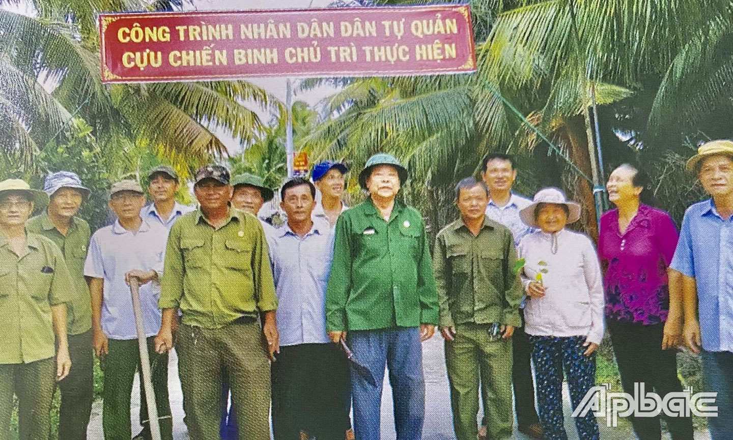 Chi hội cựu chiến binh và nhân dân xã Long Mỹ, xã Phước Thạnh, TP. Mỹ Tho ra quân xây dựng tuyến đường số 1.