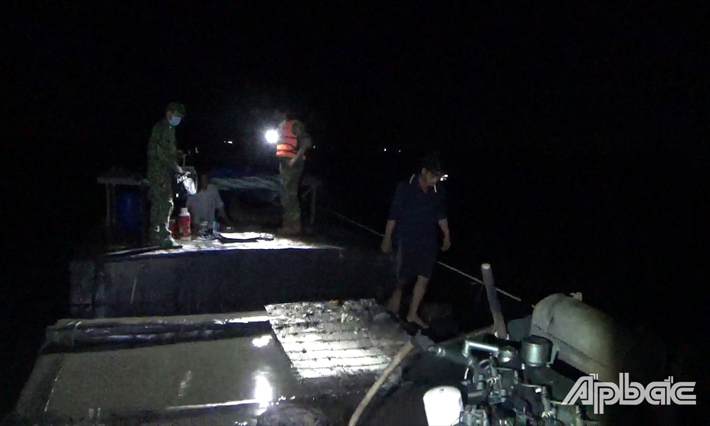 Lực lượng BĐBP trắng đêm truy bắt “cát tặc”.