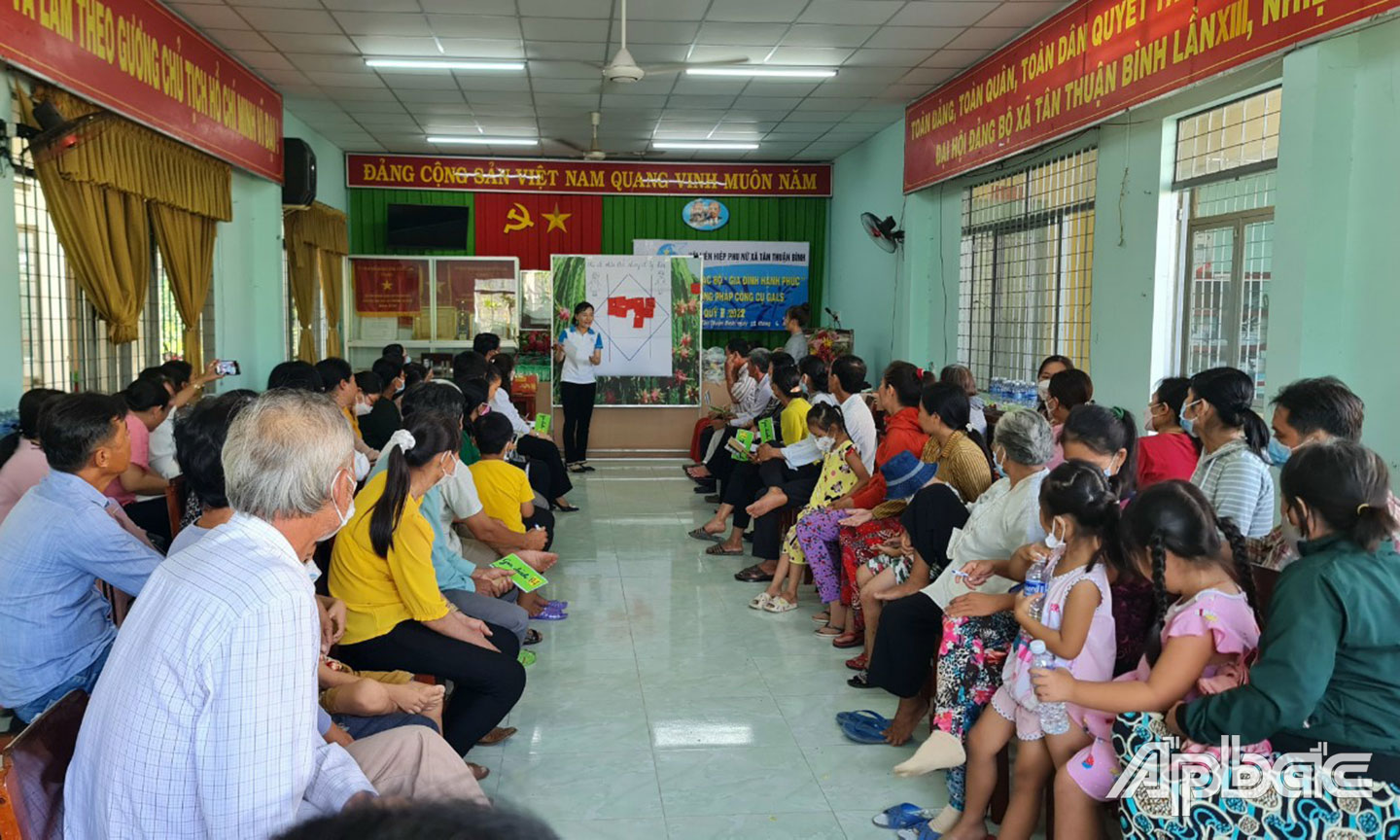 Buổi sinh hoạt CLB gia đình hạnh phúc xã Tân Thuận Bình.